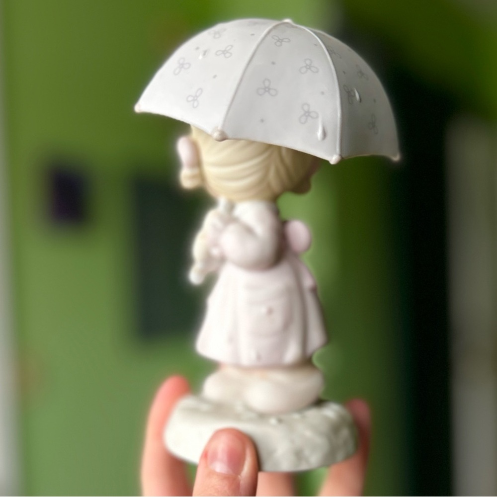 VTG Enesco Precious Moments Girl Under Umbrella April Month Motif Figurine - Picture 12 of 13